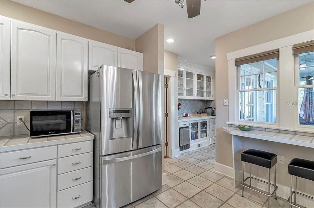 Bayshore Room at ONE Inn, near Downtown St. Pete Ideal for all guests