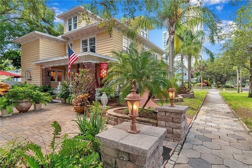 Luxury Bay Room at ONE Inn, steps to Downtown St. Pete: Ideal for all guests