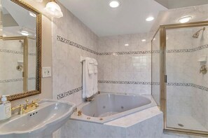 Serviettes fournies, savon, shampoing, papier toilette