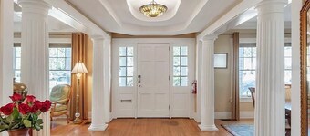 Luxury Bay Room at ONE Inn, steps to Downtown St. Pete: Ideal for all guests