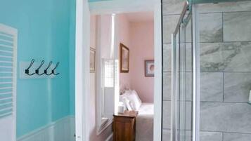 4 bedrooms, in-room safe, free WiFi, bed sheets