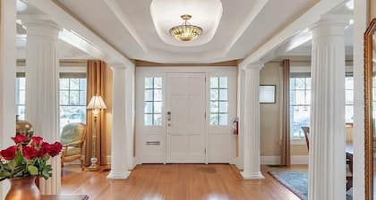 Oak Room at ONE Inn, steps to Downtown St. Pete: Ideal for all guests!