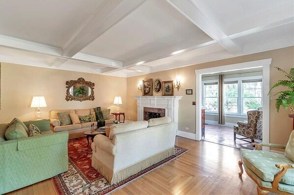 Smart TV, fireplace - Walnut Room at ONE Inn, Comfy, Steps to Downtown St. Pete: Ideal for all guests! (Saint Petersburg)