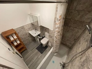 Bathroom - Enormous Family Flat (7 guests) (London)