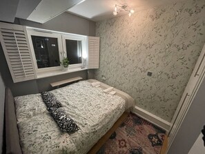 1 habitación, tabla de planchar con plancha, wifi gratis y ropa de cama