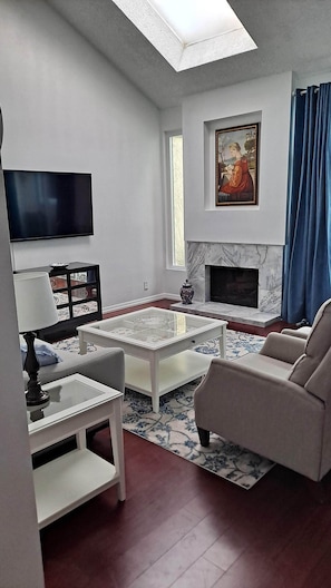 Smart TV, fireplace
