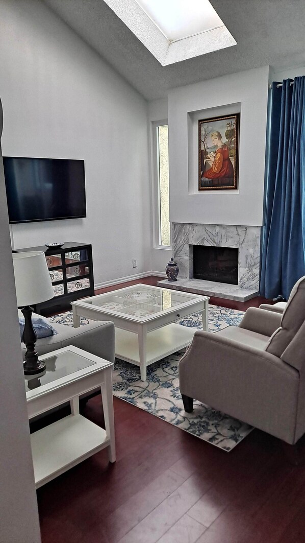 Smart TV, fireplace - Luxury, family friendly townhouse, great neighborhood, perfect place to relax (Irvine)