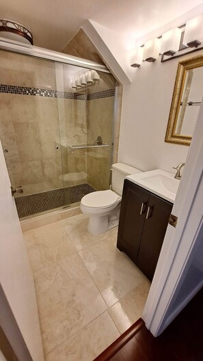 Shower, towels, soap, shampoo - Luxury, family friendly townhouse, great neighborhood, perfect place to relax (Irvine)