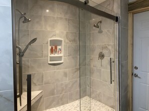 Dusche, Haartrockner, Handtücher, Seife