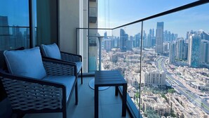 A balcony with a city view, a sofa, and a table. - Luxury Burj Royale Burj Khalifa & Fountain view (Dubai)