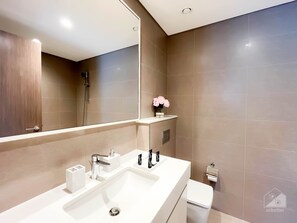 Apartment (2 Bedrooms) | Bathroom | Designer toiletries, towels, soap, shampoo