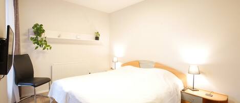 1 habitación, tabla de planchar con plancha, wifi gratis y ropa de cama