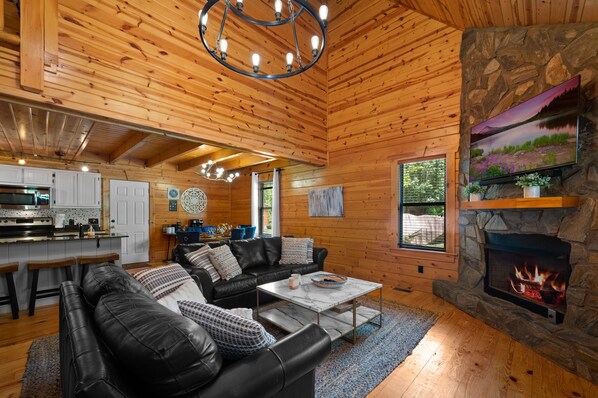 Fireplace - Easy Access w/ No Mountain Roads - Short Drive to Gatlinburg - Arcade & Hot Tub (Gatlinburg)