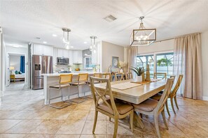 House (5 Bedrooms) | Dining room