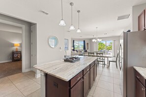 ハウス (5 Bedrooms) | 専用キッチン | 冷蔵庫、電子レンジ、オーブン、製氷機