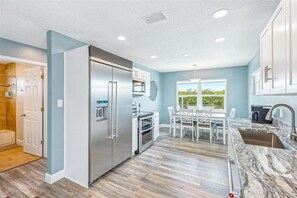 Réfrigérateur, four à micro-ondes, un four, surface de cuisson