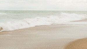 Une plage où les vagues se brisent près du rivage.