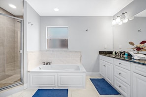 House (3 Bedrooms) | Bathroom | Shower, towels
