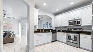 House (3 Bedrooms) | Private kitchen - 8023 Magnolia Ave (Cape Canaveral)