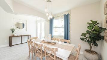 House (4 Bedrooms) | Interior