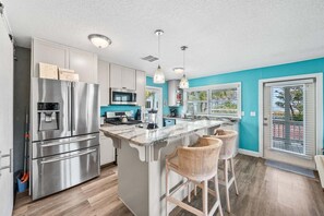 Fridge, microwave, oven, ice maker - 111 S Atlantic Ave (Cocoa Beach)