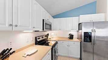 Villa (3 Bedrooms) | Cocina privada | Frigorífico, microondas, horno y placa de cocina