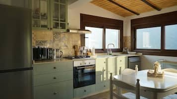 Een koelkast, een magnetron, een oven, een kookplaat