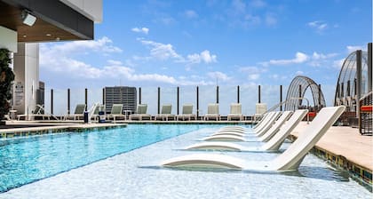 1Bed/1Bath New Resort in Downtown Atlanta Near Centennial Olympic Park!