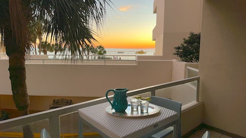 Snowbird Special Jan-Feb! 🌊Waterfront Pool~Views~Hot Tub~2BR East Pass 101
