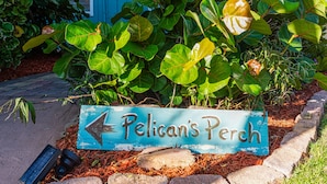 Schild für "Pelican's Perch" mit Solarpanel und Kamera auf dem Boden.