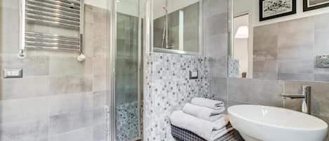 Shower, hair dryer, bidet, towels