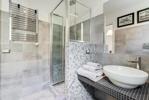 Douche, sèche-cheveux, bidet, serviettes fournies