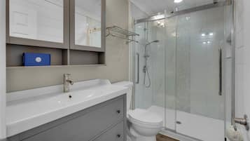 Douche, serviettes fournies, savon, shampoing