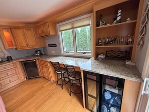 Réfrigérateur, plaque de cuisson, cafetière/bouilloire