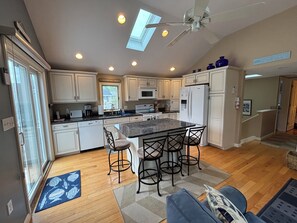 Réfrigérateur, plaque de cuisson, cafetière/bouilloire