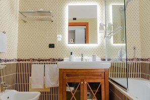 Suihku, hiustenkuivaaja, bidee, pyyhkeet