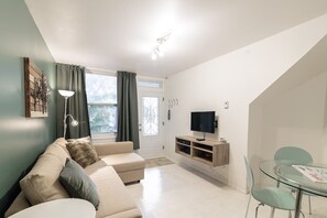 Living area - Metro Sherbrooke - Charming (Montréal)