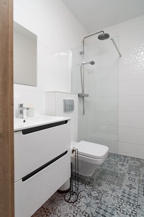 Asciugacapelli, asciugamani, sapone, shampoo