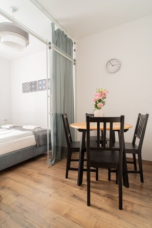 1 chambre, fer et planche à repasser, Wi-Fi, draps fournis