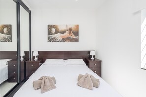 3 chambres, fer et planche à repasser, Wi-Fi, draps fournis