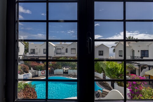 3BR House - Parking - Pool - 15 min walk to Beach