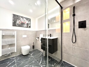 Bruser, hårtørrer, bidet, håndklæder