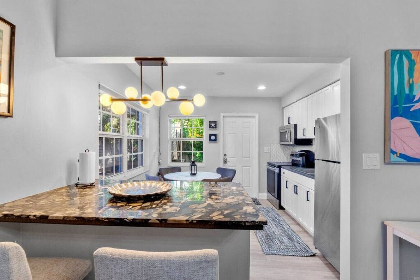 Kühlschrank, Mikrowelle, Wasserkocher mit Kaffee-/Teezubehör, Toaster