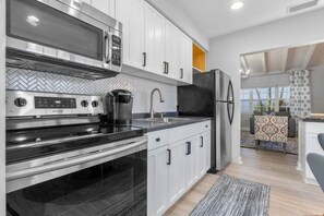 冷蔵庫、電子レンジ、コーヒー / ティーメーカー、トースター