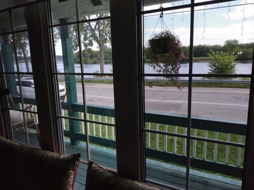 	
Attractive house perfectly located at crossing river, 10 min to Ottawa!