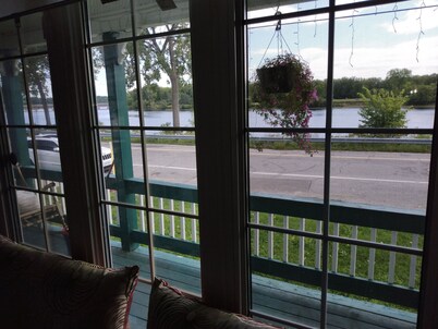 	
Attractive house perfectly located at crossing river, 10 min to Ottawa!