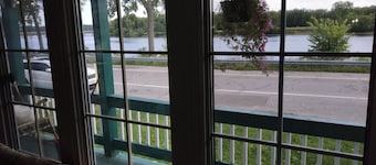 Attractive house perfectly located at crossing river, 10 min to Ottawa!