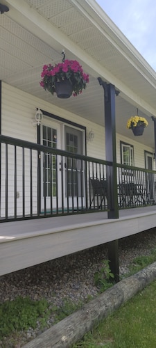 	
Attractive house perfectly located at crossing river, 10 min to Ottawa!