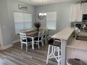 Dining - The Pearl of the Sea (Galveston)