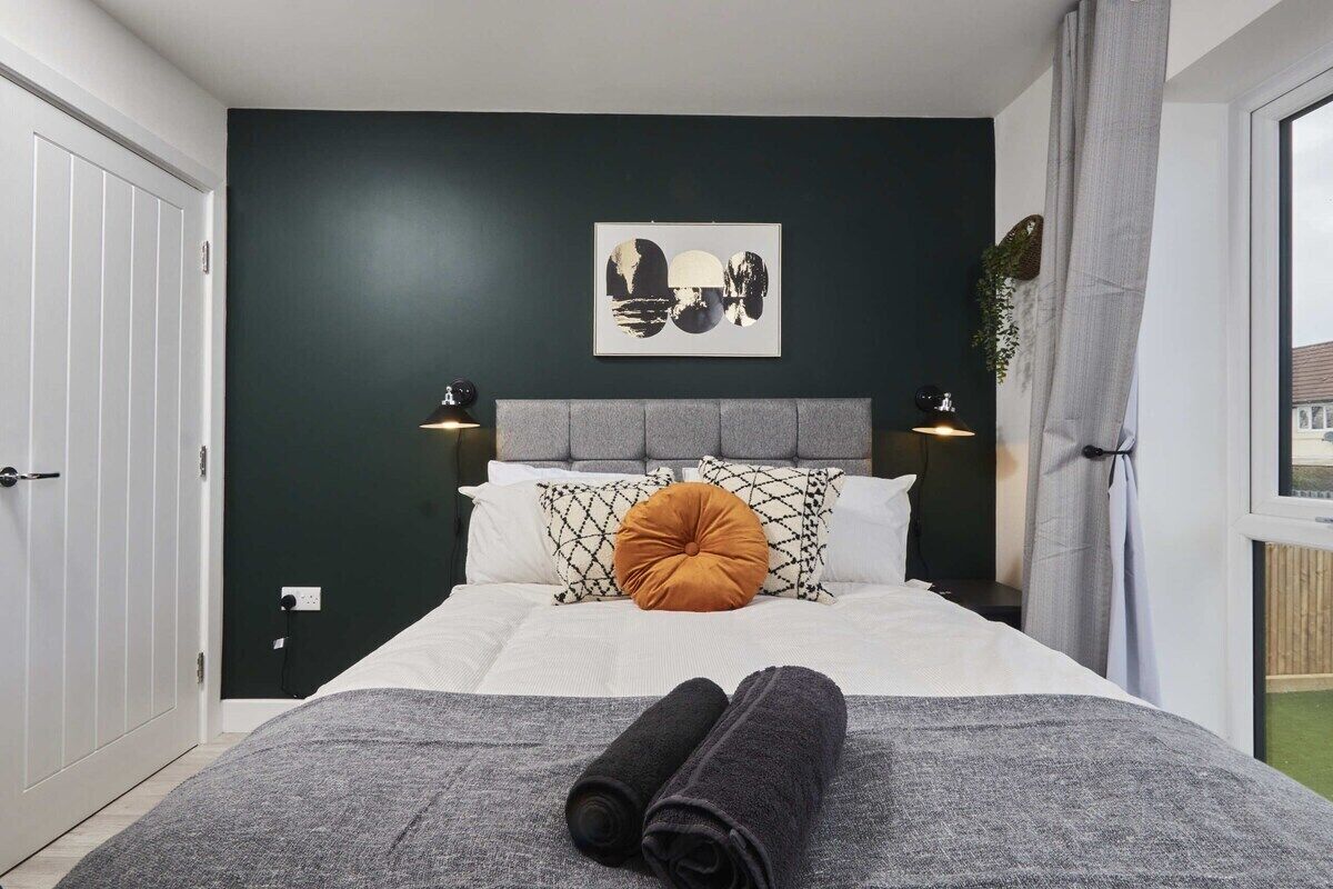 4 bedrooms, iron/ironing board, free WiFi, bed sheets